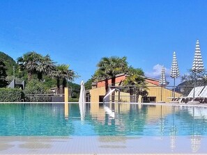 Wasser, Himmel, Gebäude, Pflanze, Azurblau, Baum, Schwimmbad, Natürliche Landschaft, Haus, Rechteck