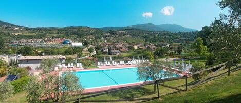 Acqua, Pianta, Cielo, Costruzione, Montagna, Albero, Azzurro, Piscina, Erba, Paesaggio Naturale