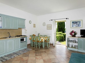 Eigentum, Zimmer, Möbel, GebĂ€ude, Fussboden, KĂŒche, Haus, Interior Design, Gelb, Zuhause