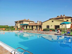 Piscine, Propriété, Recours, Loisir, Vacances, Ville, Bâtiment, Centre De Loisirs, Bleu Azur, L'Eau