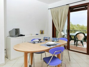 Tabelle, Möbel, Stuhl, Gebäude, Holz, Interior Design, Fenster, Flooring, Baum, Fussboden