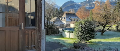 Eingangsbereich mit Blick in den Garten