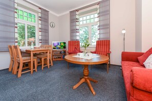 Wohnzimmer mit integriertem Küchenbereich