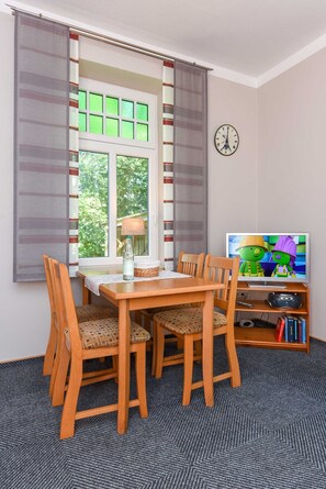 Wohnzimmer mit integriertem Küchenbereich