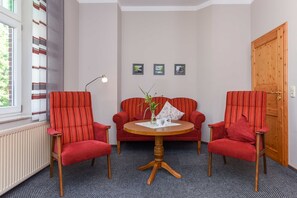 Wohnzimmer mit integriertem Küchenbereich