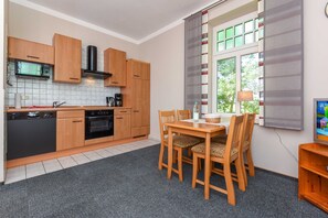 Wohnzimmer mit integriertem Küchenbereich