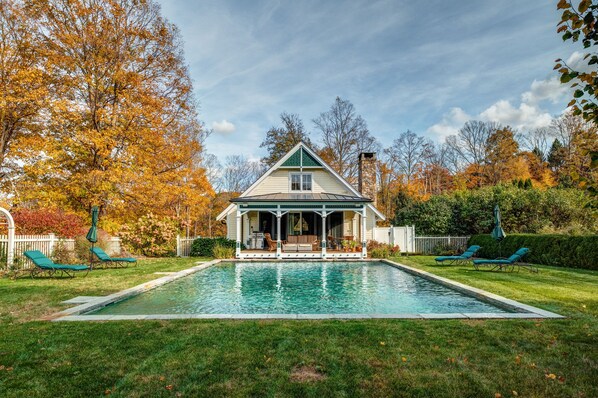 Spectacular Pool House with salt Water Heated Poo, Gas BBQ, Gardens, Fire Pit