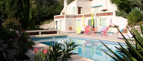 Villa et piscine entourées du jardin méditerranéen