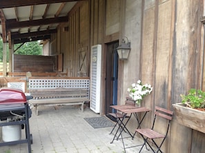 Gas bbq (propane provided) on the covered porch. Horses just outside the fence.
