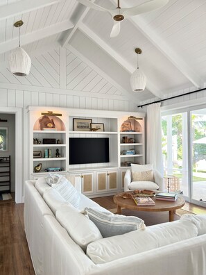 ARALIA COTTAGE LIVING ROOM 