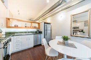 "Lovely, clean space and wonderful hosts." -Sharon (Mar 2020)