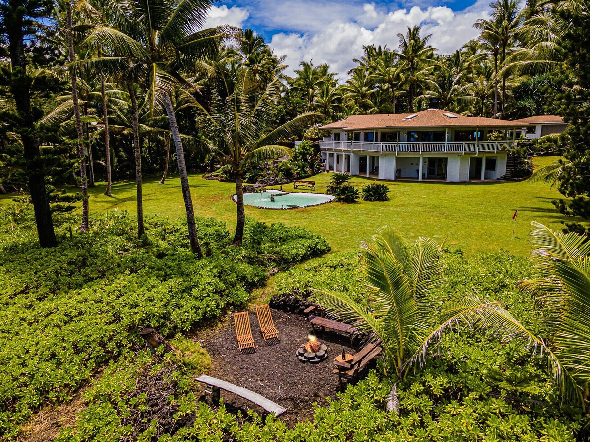 Gorgeous Oceanfront Luxury Retreat   Pool, black sand beach, AC and billiards