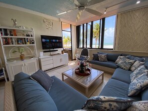 SPACIOUS LIV RM, SMART TV, SOUND BAR, DINING, HUGE U SHAPE COUCH THAT SLEEPS 2-3