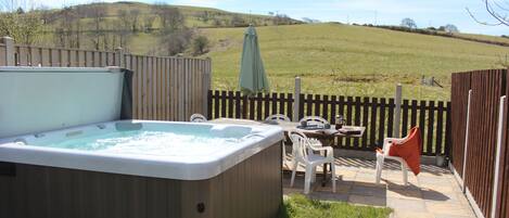 Relax in your own private hottub, enjoy watching the Red Kites or night stars.