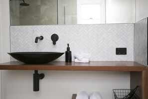 Bathroom - Poppy