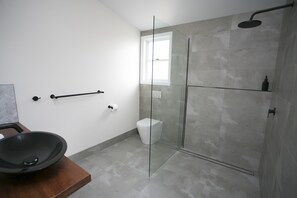 Bathroom with large shower - Poppy