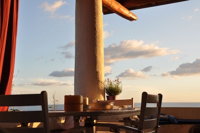 Terrazza e giardino con vista su Stromboli e Panarea,