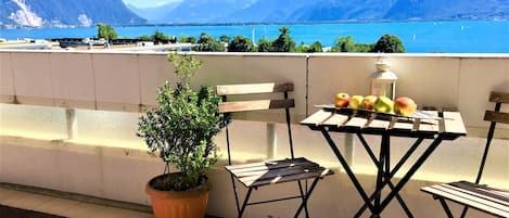 Large balcon avec magnifique vue sur le lac et montagne