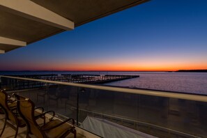 Private Balcony with Bay Views!