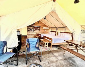 This family friendly glamping tent has an outdoor seating, picnic table, bbq grill and gas fire pit for a night filled with roasted marshmallows and s'mores.