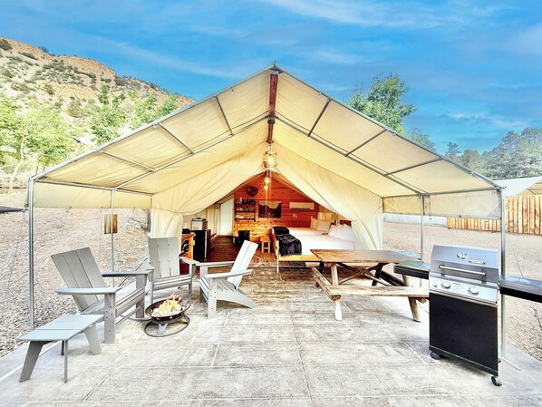 Glamping tent 2 at East Zion Resort has EVERYTHING you need for the ultimate glamping experience!  Your tent has a PRIVATE bathroom, heating and air conditioning, 2 queen beds, fridge, microwave, hot plate and cookware.  Glamping at it's finest!