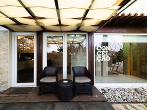 Gebäude, Interior Design, Schatten, Fussboden, Holz, Flooring, Wohnzimmer, Grundeigentum, Decke, Freizeit
