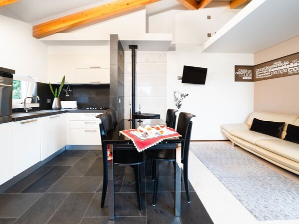 Eigentum, Möbel, Gebäude, Cabinetry, Interior Design, Holz, Fussboden, Flooring, Haushaltsgerät, Countertop