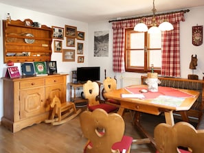Table, Meubles, Propriété, Cabinetry, Bois, Éclairage, Design Intérieur, Orange, Fenêtre, Salon