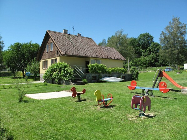 Land Lot, Property, Grass, Cottage, Public Space, Lawn, House, Leisure, Grassland, Yard