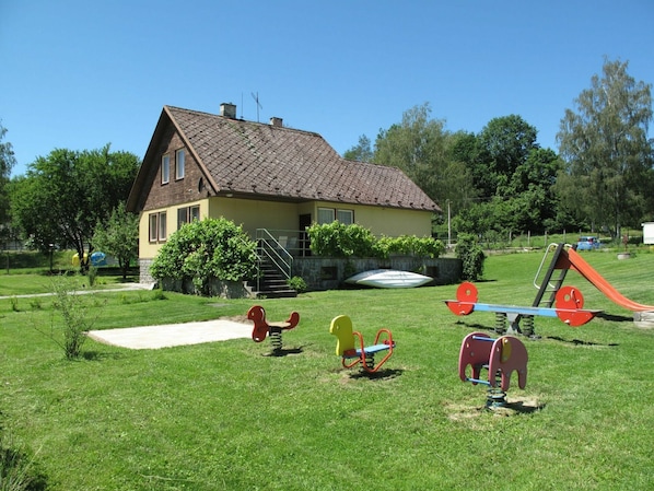 Land Lot, Property, Grass, Cottage, Public Space, Lawn, House, Leisure, Grassland, Yard