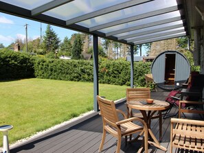 Möbel, Eigentum, Pflanze, Tabelle, Stuhl, Schatten, Gebäude, Gartenmöbel, Interior Design, Holz