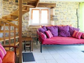Möbel, Eigentum, Komfort, Holz, Couch, Lila, Interior Design, Wohnzimmer, Studio Couch, Fussboden