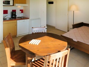 Meubles, Pièce, Sol, Propriété, Table, Dur, Design Intérieur, Tache De Bois, Chaise, Sol