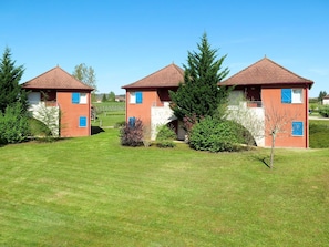 Himmel, Pflanze, Gebäude, Baum, Natürliche Landschaft, Haus, Grundstueck, Grundeigentum, Gras, Hütte