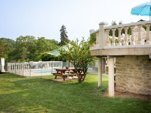 Wasser, Himmel, Pflanze, Eigentum, Schwimmbad, Azurblau, Schatten, Gartenmöbel, Sonnenliege, Baum