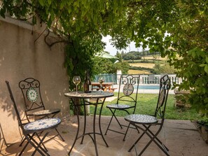 L'Eau, Ciel, Plante, Propriété, Piscine, Bleu Azur, Ombre, Mobilier De Jardin, Balancelle, Arbre