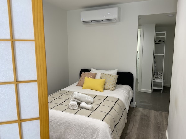 double bedroom with air-condition 