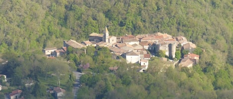 le village où se situe la maison