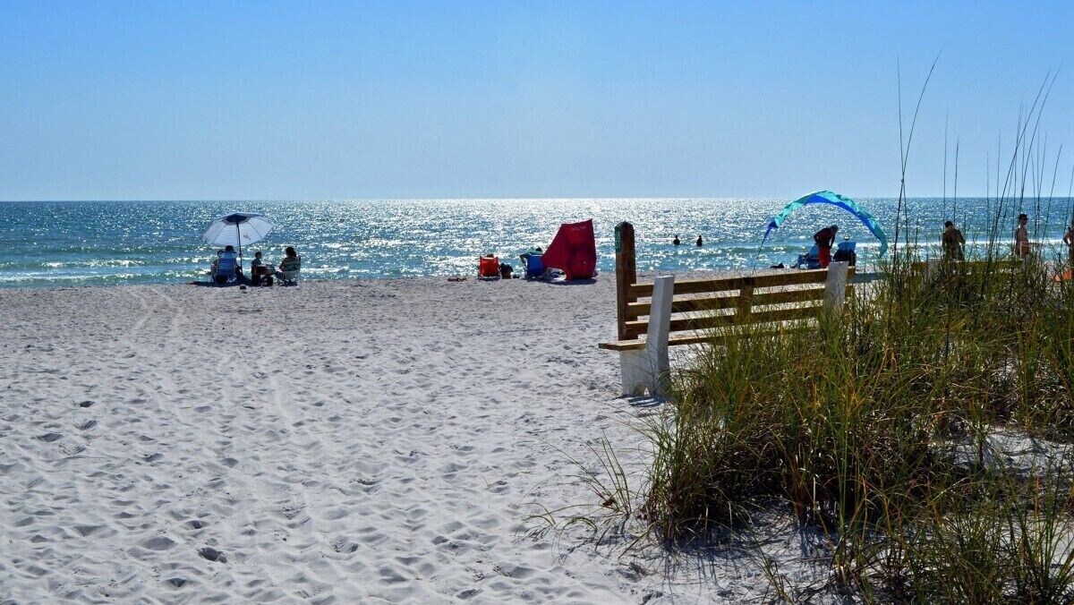 GULF FRONT Beautiful Condo, Heated Pool, FREE WiFi & Trolley, Great Sunsets!