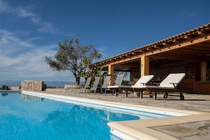 Large,well desinged pool and recliners
