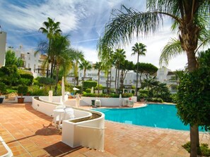 Piscinas ubicadas en el medio del desarrollo
