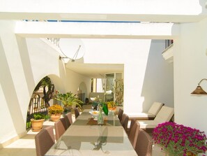 Mesa de comedor de ratán de 10 plazas en gran terraza