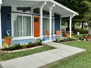 Front of house facing lake. 