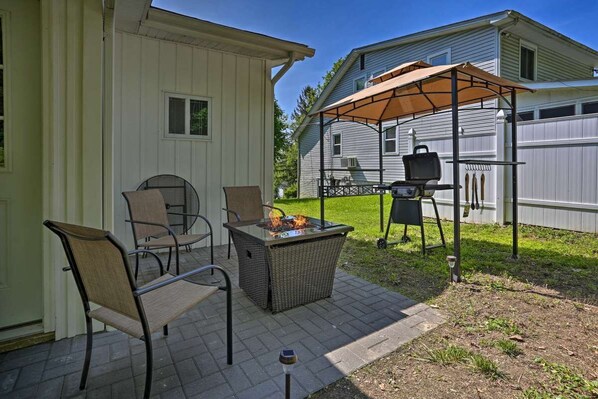 Outdoor Grill and Fire Place