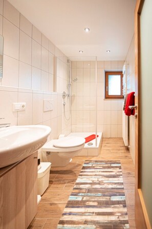 Ferienwohnung für 1-2 Personen, separates Schlafzimmer, Dusche/WC, Balkon, 40 qm-Badezimmer