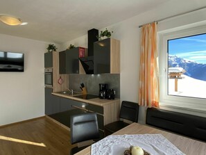 Tabelle, Möbel, Holz, Komfort, Gebäude, Interior Design, Wohnzimmer, Stuhl, Fussboden, Fenster