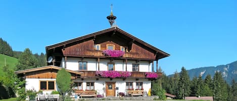 Himmel, Pflanze, Eigentum, Gebäude, Berg, Baum, Natürliche Landschaft, Haus, Freizeit, Ländliches Gebiet