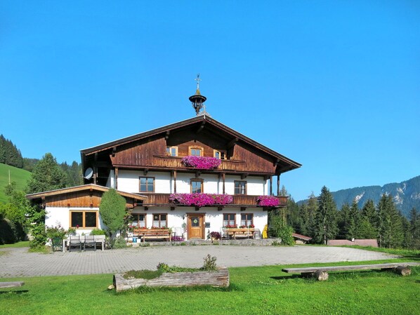 Himmel, Pflanze, Eigentum, Gebäude, Berg, Baum, Natürliche Landschaft, Haus, Freizeit, Ländliches Gebiet