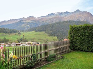 Himmel, Pflanze, Berg, Blume, Wolke, Natürliche Landschaft, Zaun, Baum, Grundstueck