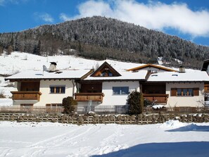 Wolke, Himmel, Schnee, Berg, Eigentum, Fenster, Gebäude, Haus, Steigung, Einfrieren